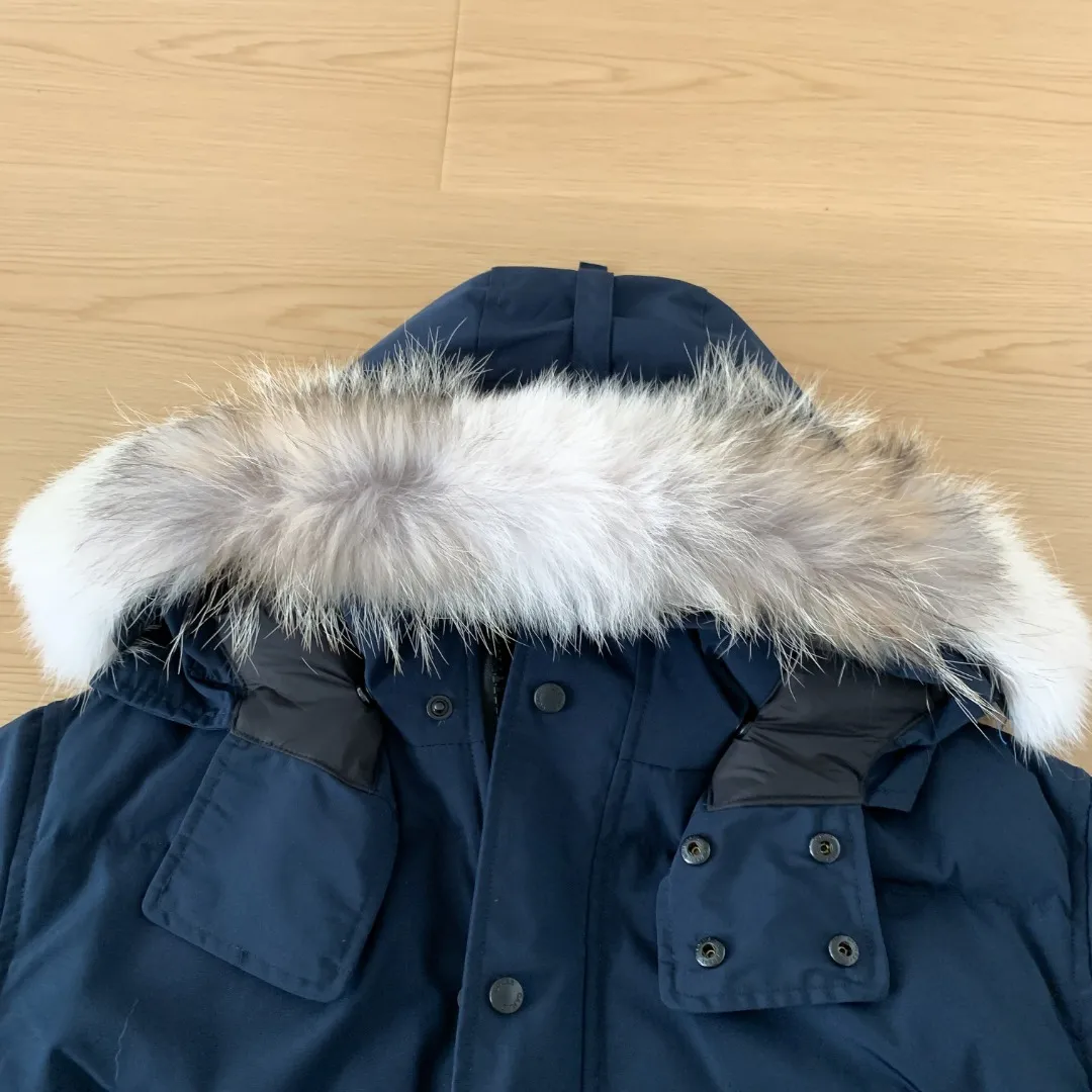 Style number: Y 82 Canada goose/Canada Goose Wyndham M 29 parka down jackets, Authentic original version, you need to compare with Authentic at any time, accessories are all customized from the original factory 💯The fabric is compared to the softness and hardness of Authentic, and can be restored by kneading at will (fabric misunderstanding: fabrics that are not high hardness are waterproof. Only those who buy this year's latest Authentic version will notice the softness and comfort of the fabric) 💯Authentic white duck down synchronized with down, fluffy and not clumping, electronically controlled down filling machine filled with down 💯Customized Authentic YKK military-grade copper core zipper puller, high hardness and no jamming 💯The fur collar is purchased from Western Canada coyote skin and is customized 💯Big goose label, collar label, washed label, tag, zipper cord, pocket label, back label, collar velvet, hook and loop, all details of cuffs are updated simultaneously with Authentic. The best version, the most complete color matching, the fighter in the world 29 battles all kinds of world goods Size: XS-XXL Color: Black red label Black black label Gray red label Gray black label Rice White Navy Blue color